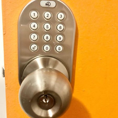 Women Only Rooms - Men Only Rooms - Free Wifi - Coffee Parking - Lockers Miami Extérieur photo