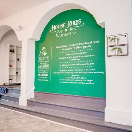 Women Only Rooms - Men Only Rooms - Free Wifi - Coffee Parking - Lockers Miami Extérieur photo