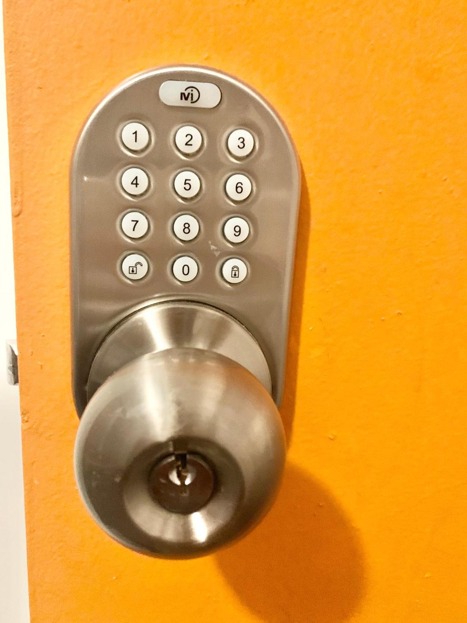 Women Only Rooms - Men Only Rooms - Free Wifi - Coffee Parking - Lockers Miami Extérieur photo